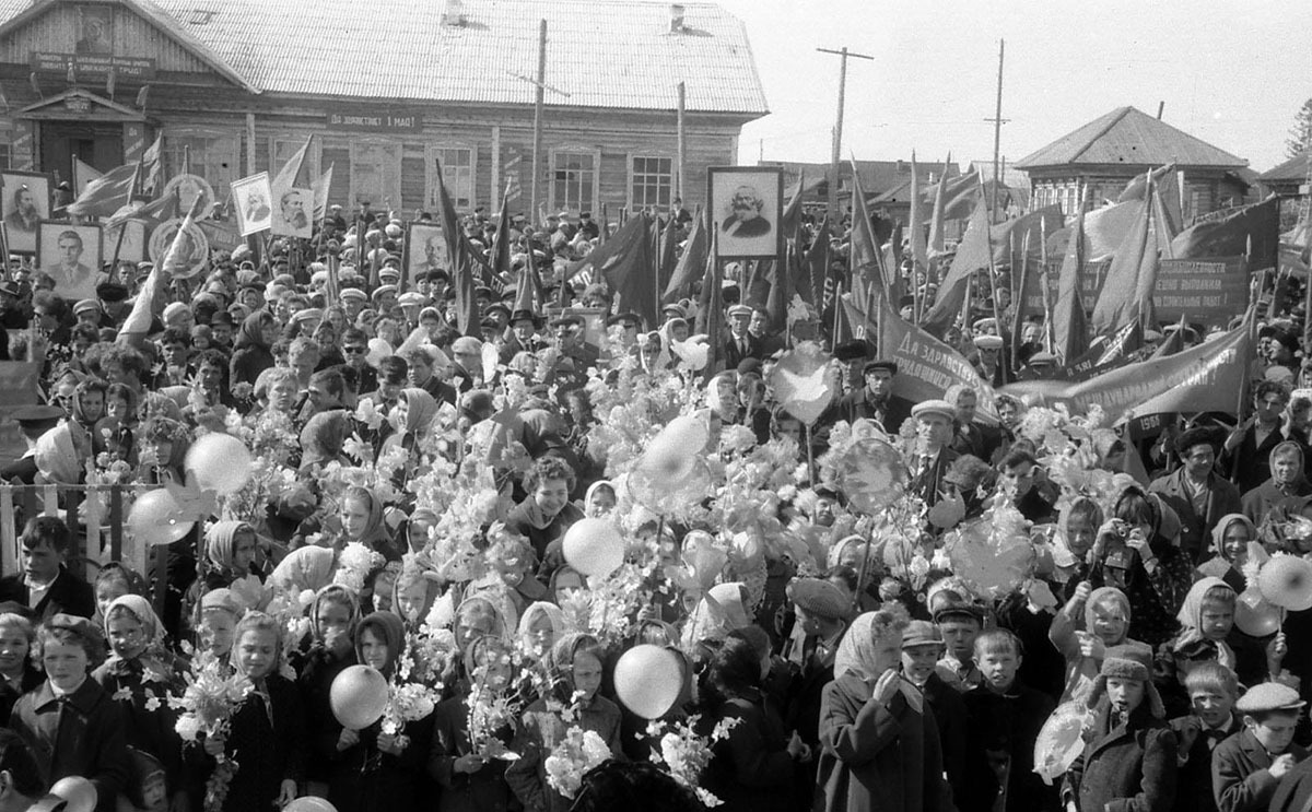 Торжественный митинг возле школы им. Гагарина. г. Сургут. 1 мая 1968 г