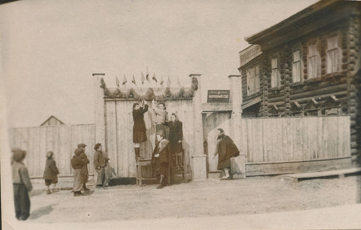 Украшение здания народного суда к 1 мая.   с. Сургут 1940-е гг