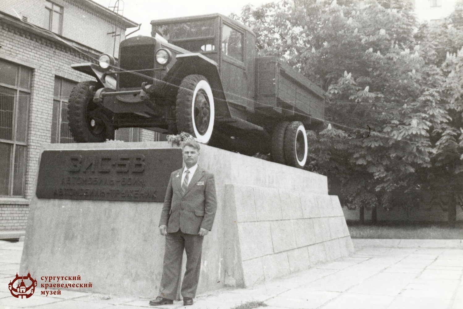 Pokazanev-F.YA.-vozle-pamyatnika-voennomu-avtomobilyu.-SKM-NV-6457_1_