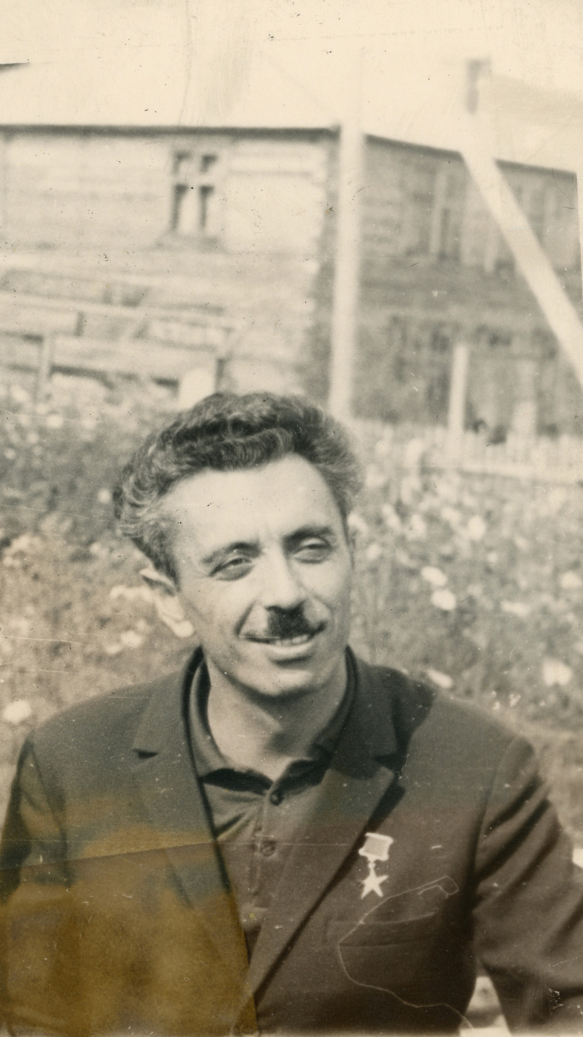 fotografiya-syuzhetnaya-salmanov-f.k.-u-zdaniya-kontory.-skm-kp-9514_1