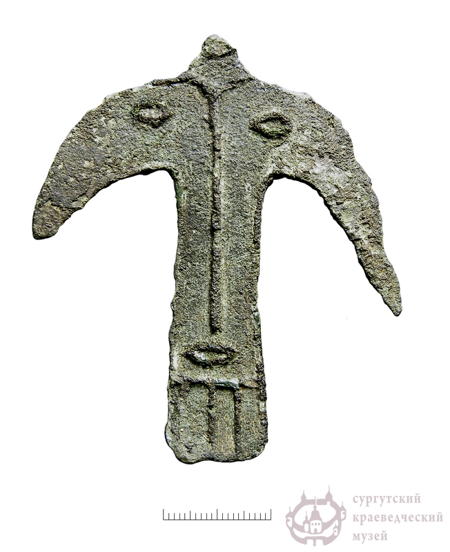 Изображение орнито-антропоморфное. Бронза. Литье. 12,8×3,1×0,2 см. Соровской ритуальный комплекс. Рубеж I тыс. до н. э. – I тыс. н. э. Кулайская АК.