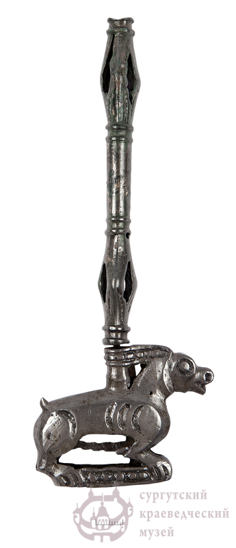 Подвеска составная. Бронза. Литье, пайка, полировка. Кожа. 16,2×6,4×1,5 см. Могильник Сайгатинский VI. X–XI вв.