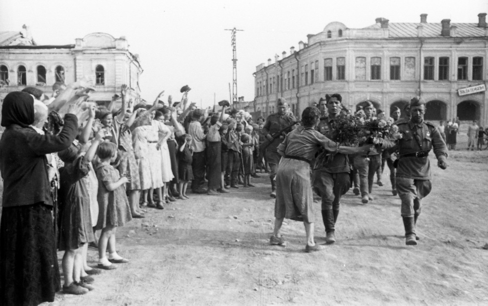 ZHiteli-osvobozhdennogo-g.-Orla-privetstvuyut-chasti-Krasnoy-Armii-vstupivshie-v-gorod-1943g