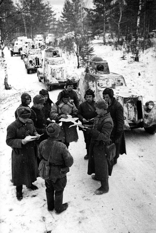 Kolonna-bronemashin-vyistupaet-na-boevyie-pozitsii-v-rayone-Mozhayska.-1941-g.-r-n-Mozhayska