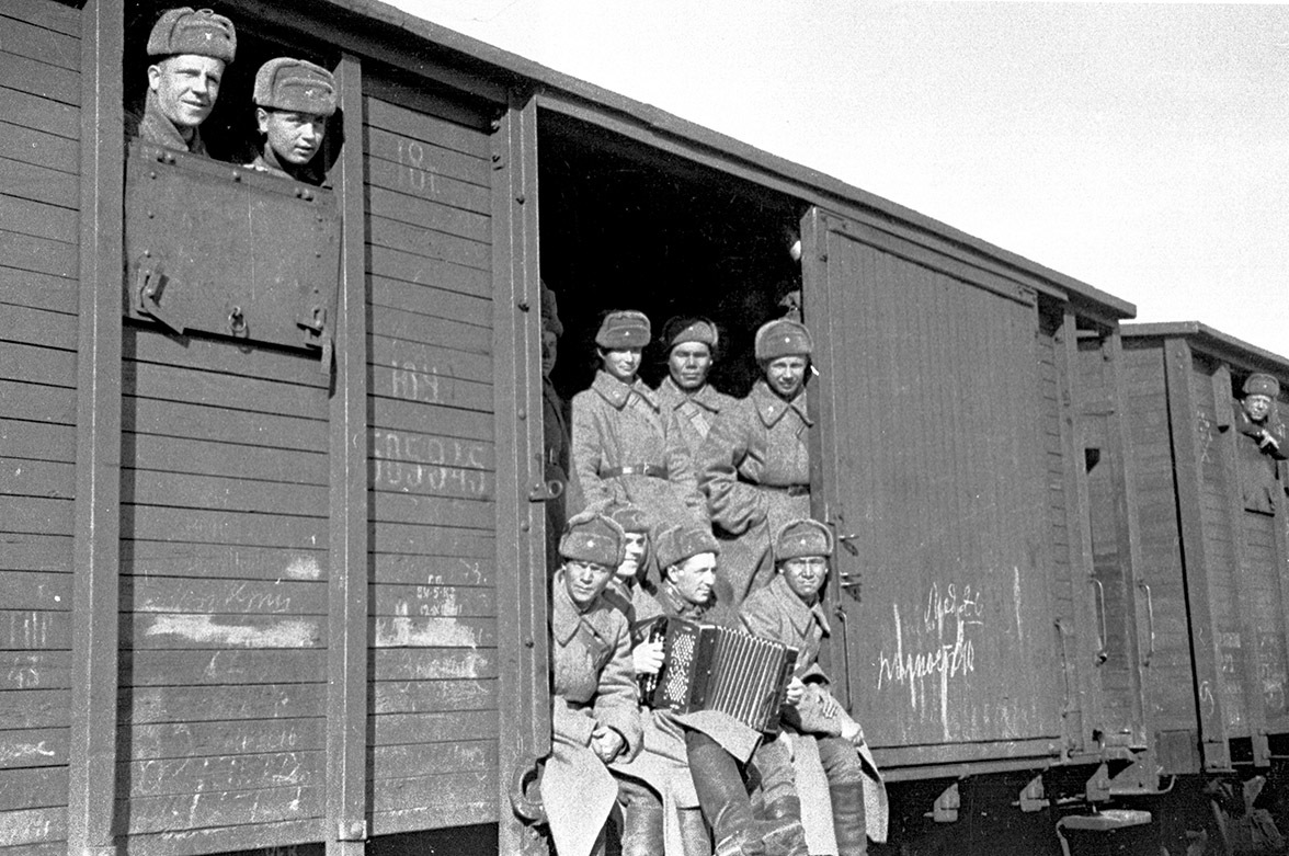 Soldatyi-iz-sibirskih-regionov-SSSR-v-tovarnom-vagone---teplushke---edut-na-zashhitu-Moskvyi_