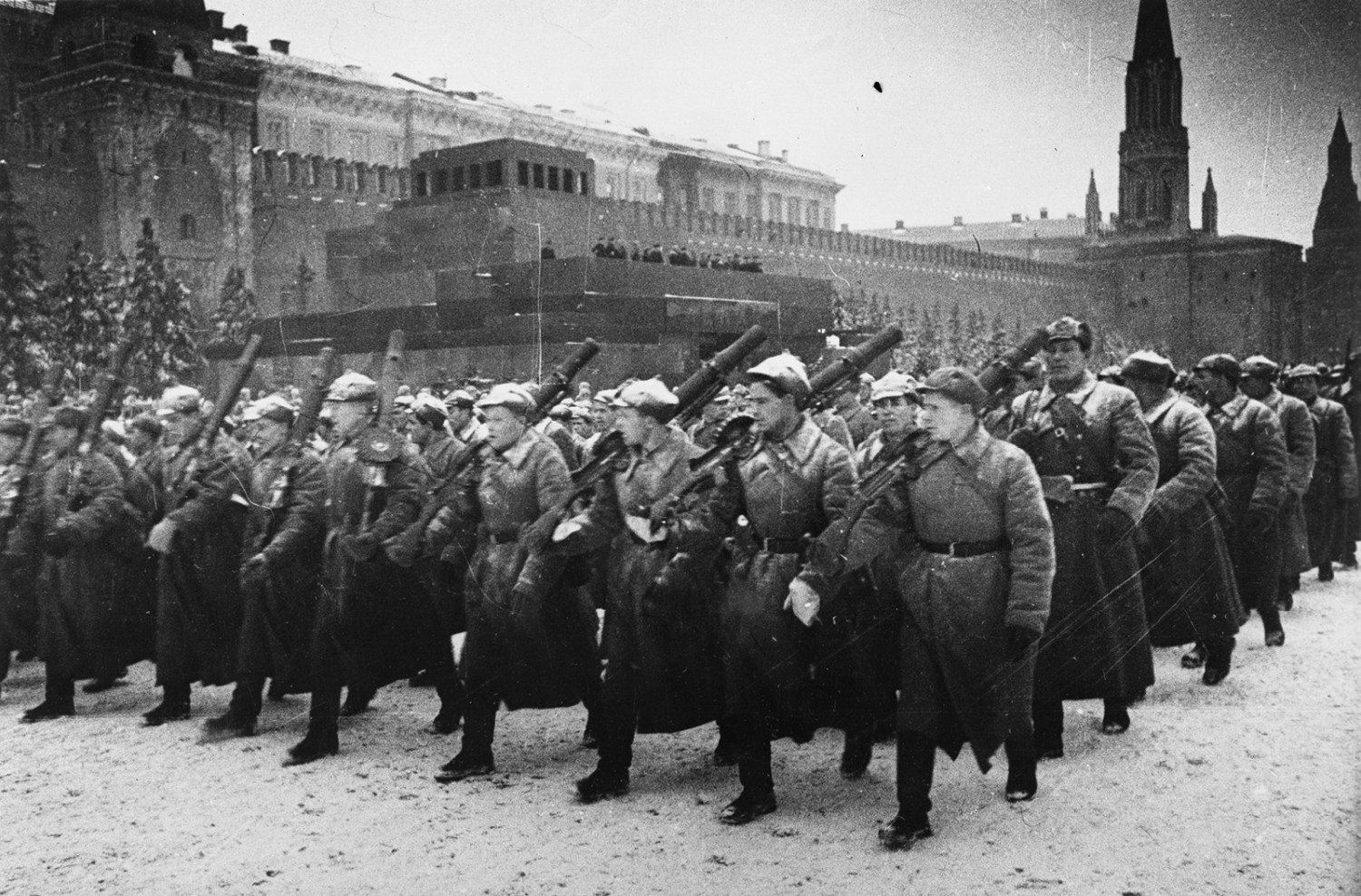 Voennyiy-parad-na-Krasnoy-ploshhadi.-Moskva-7-noyabrya-1941-goda