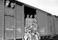 Soldatyi-iz-sibirskih-regionov-SSSR-v-tovarnom-vagone---teplushke---edut-na-zashhitu-Moskvyi_
