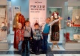 Deti-na-fone-vyistavki-Rossiya-mnogolikaya.-Moy-Surgut