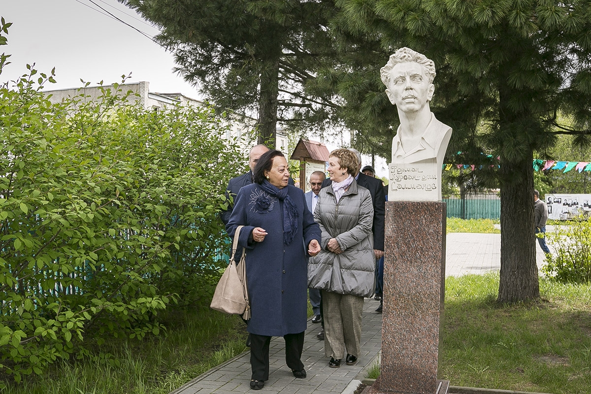 Зарифа Салахова на территории мемориального комплекса (2)