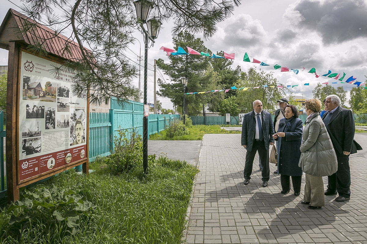 Зарифа Салахова на территории мемориального комплекса
