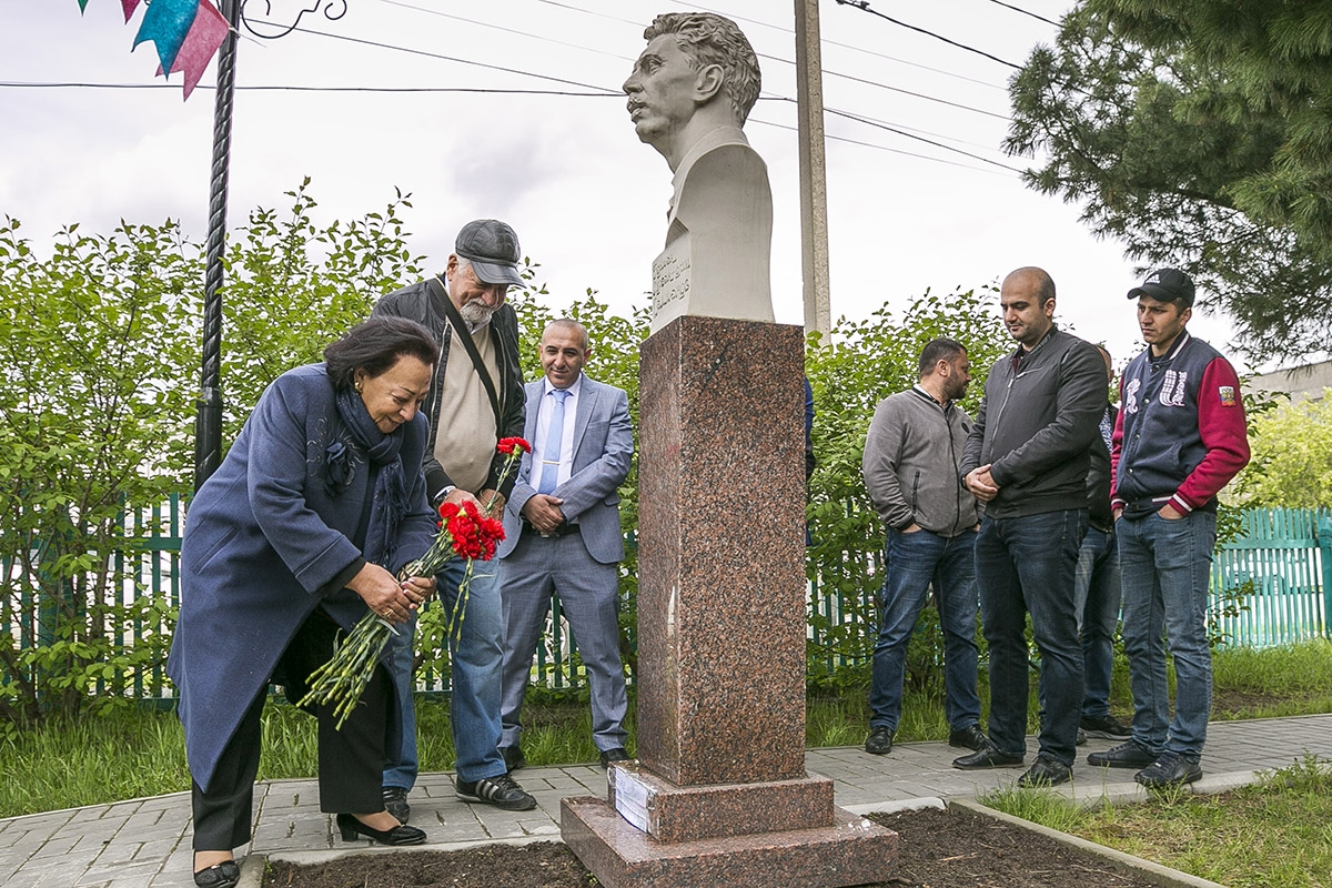 Зарифа Салахова возлагает цветы к бюсту Салманова