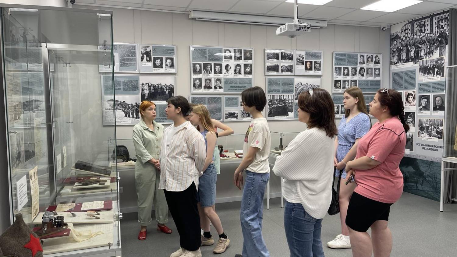 Фотография. Экскурсанты на выставке «Фронтовые подруги»