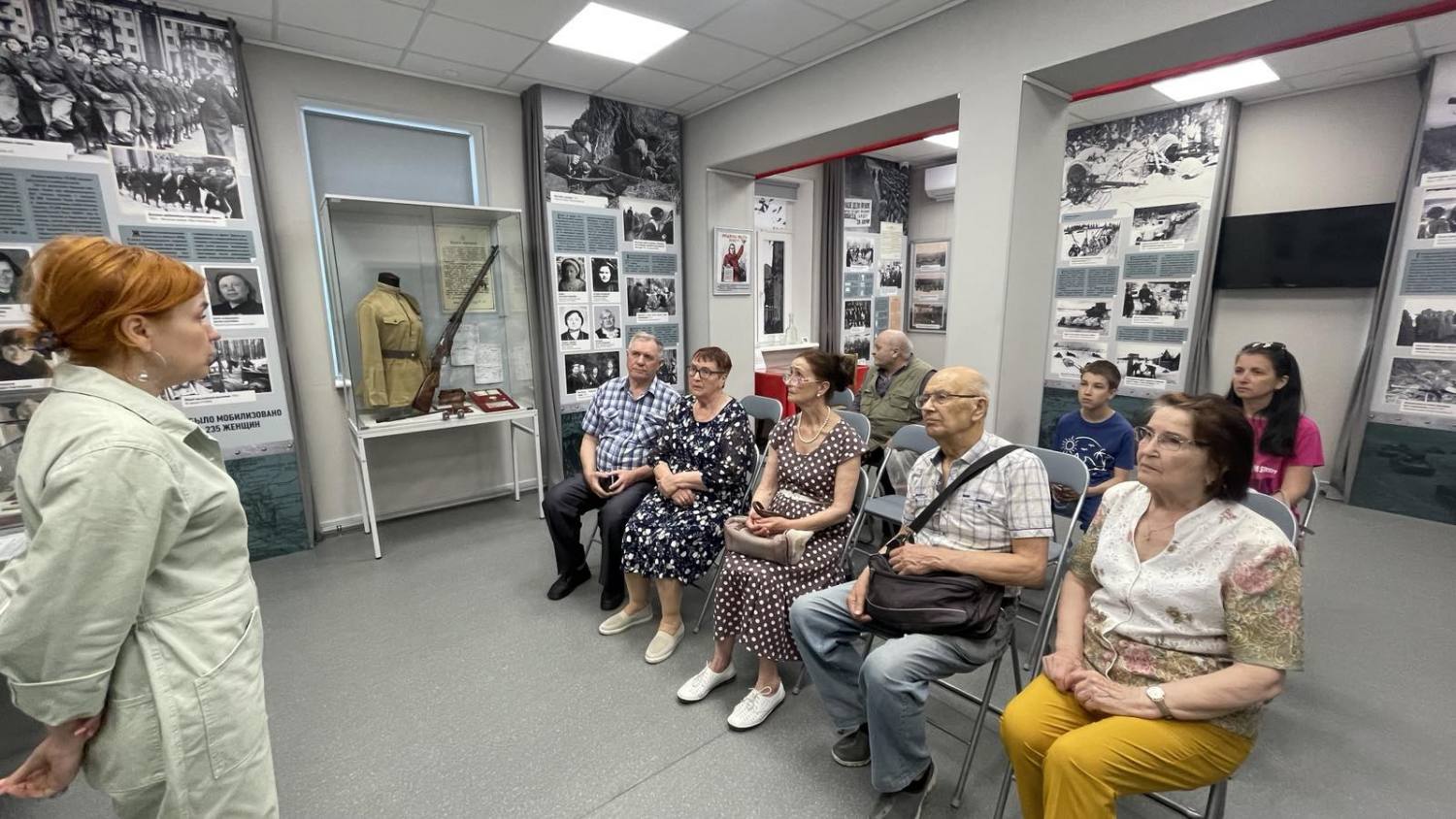 Фотография участников акции «Мы помним» в экспозиции