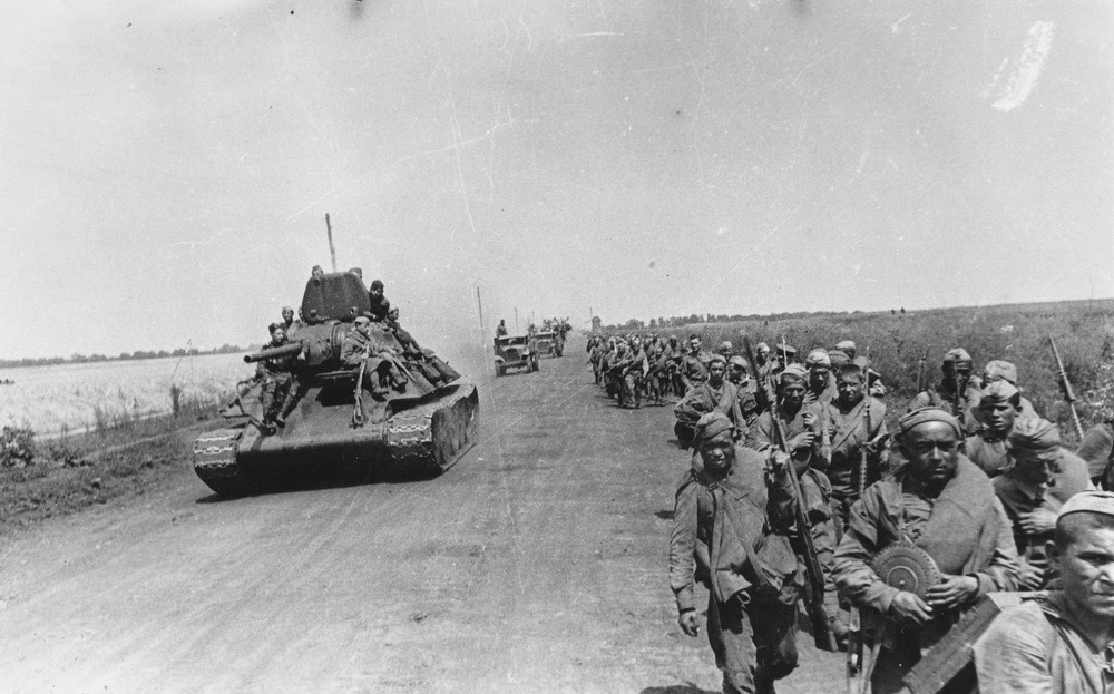 Колонна советских войск на марше под Белгородом _1943 год