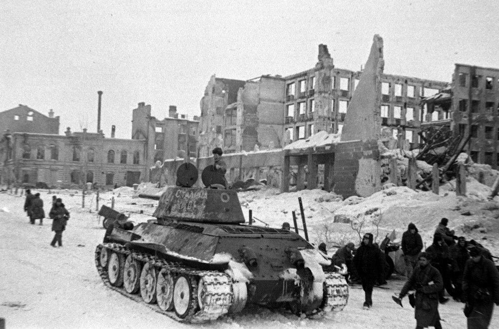 Танки и пехотинцы на улицае разрушенного Сталинграда_1943 год