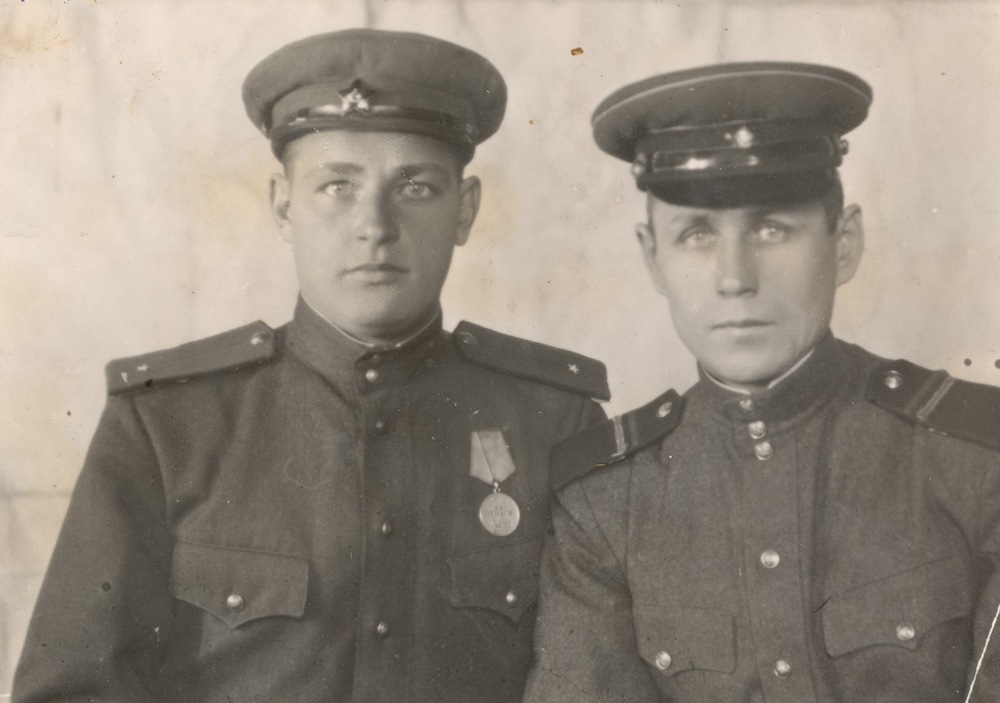 Тетюцкий Н.А. (справа) с боевым товарищем, 1945 г.