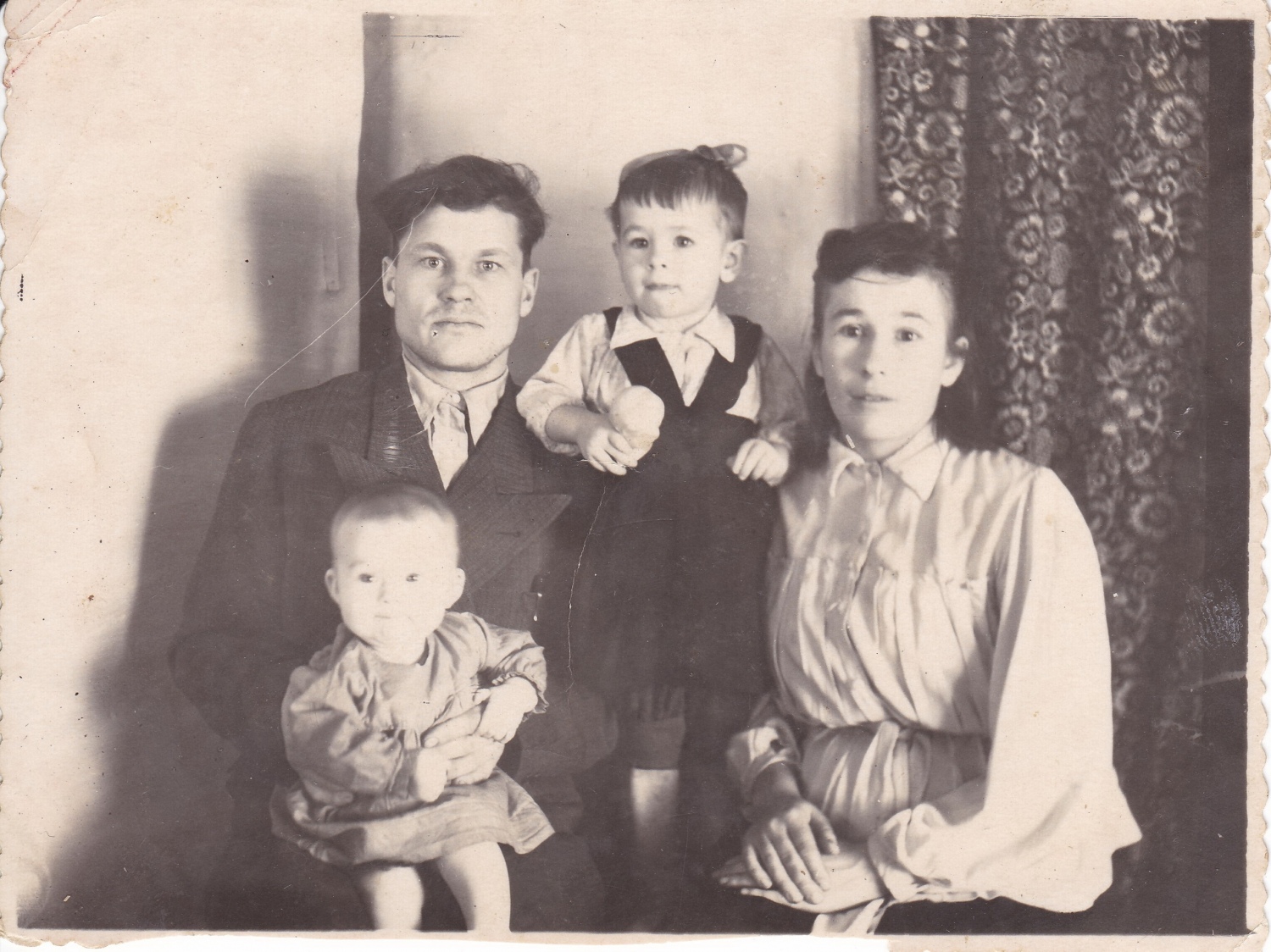 П.З. Харалгина с семьёй