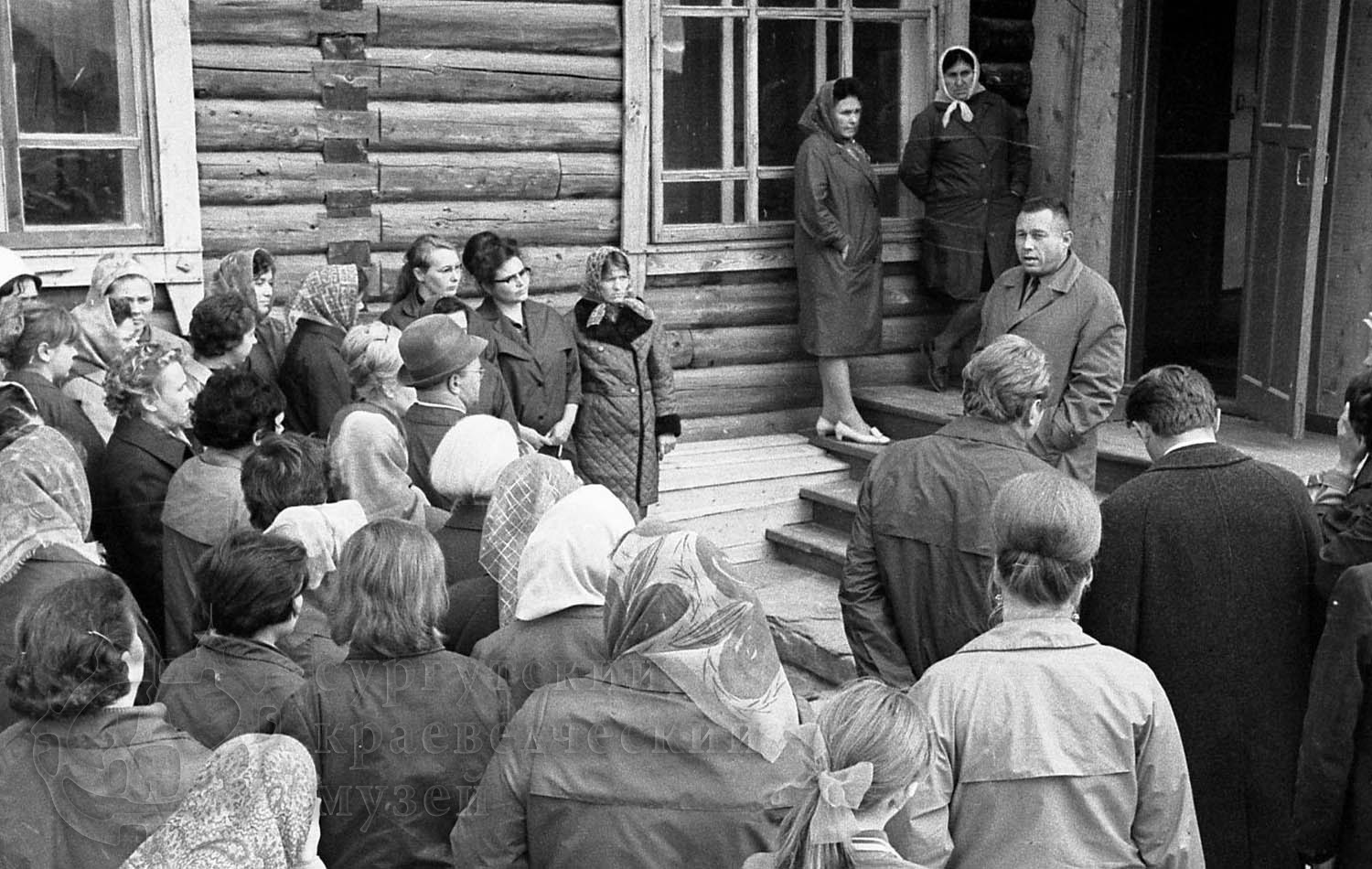 Торжественный митинг по случаю открытия в Сургуте музея по ул. Мелик-Карамова. Обращение Мунарева П.А. Автор фото А.Ф. Мясников. Фото из фондов Сургутского краеведческого музея.