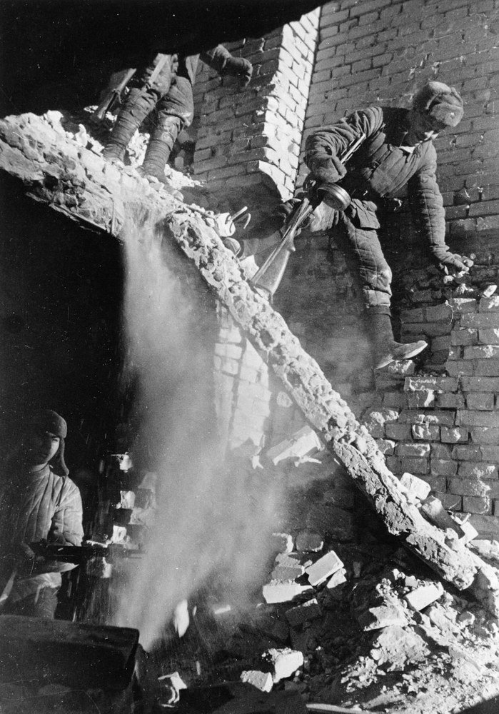 Krasnoarmeytsyi-v-razrushennom-dome-v-Stalingrade-yanvar-1943-g.-