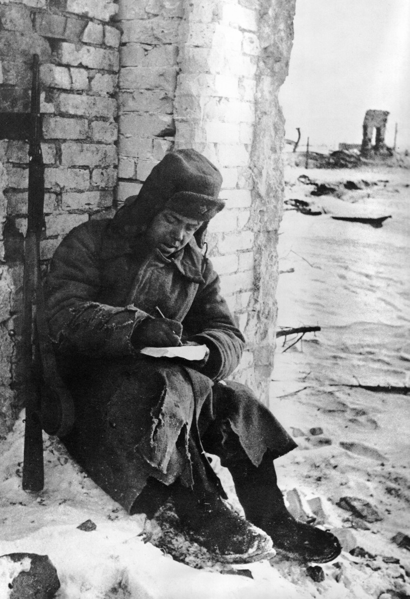 1. Советский солдат в Сталинграде пишет письмо домой