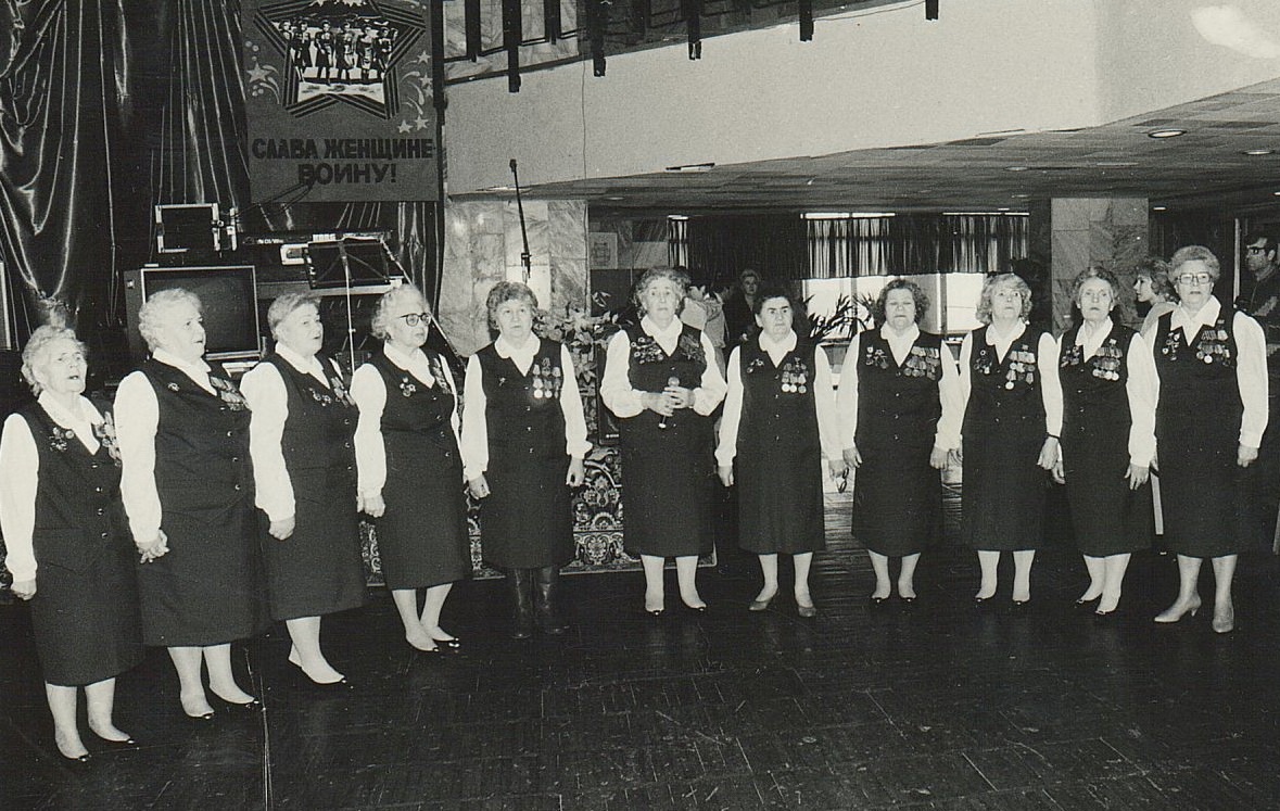 ansambl-kulba-frontovye-podrugi-vdk-energetik.-volodkevich-n.f.-3-ya-sprava-1995-g