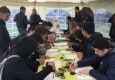 16.-Studentyi-na-master-klasse-po-risovaniyu-neftyu